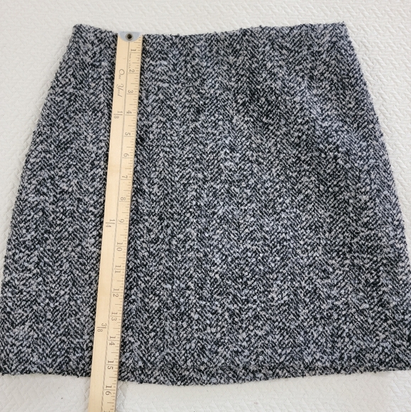 H&M Classic Black and White Tweed Mini Skirt Size 2 Straight Pencil Textured - Picture 3 of 10